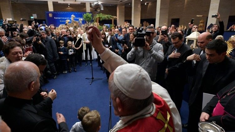 A Kazincbarcikai Gobelin Öltögetők Körének találkozása a pápával
