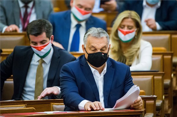 Orbán: addig kell kitartani, amíg a vakcina megérkezik