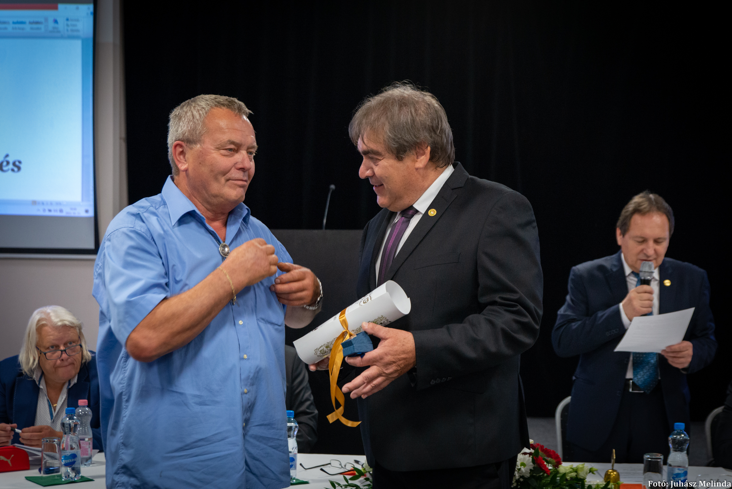 Szabó László aranykoszorús autószerelő mester kitüntetésben részesült