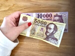 Tizenötezer forintra nő a PIN-kód nélkül engedélyezett, érintéses fizetések határa