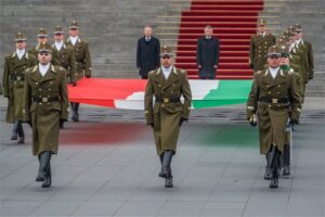 Felvonták a nemzeti lobogót a Parlament előtt