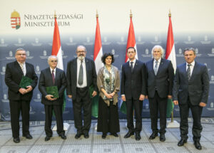 Kitüntetéseket adott át Varga Mihály ipartestületi vezetőknek