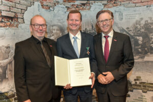 Magas rangú kitüntetést kapott a Nyugatnémet Kézműipari Kamarák Szövetségének főügyvezetője
