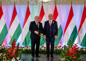 A Magyar Ezüst Érdemkereszt állami kitüntetésben részesült Domonkos Sándor kőműves mester