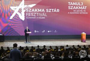 Orbán Viktor: ha nem akarunk a nyakunkba milliószám ukrán munkásokat, akik elfoglalják az önök munkahelyeit és leverik az önök fizetéseit, akkor ne hagyják, hogy a fejük fölött döntsenek!