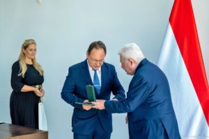 Vörös Béla, az IPOSZ alelnöke, Magyar Arany Érdemkereszt kitüntetésben részesült