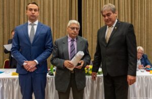 Baráth Károly aranykoszorús fényképész mester 40 éves kisipari-vállalkozói munkáját díjazta az IPOSZ