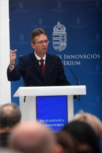Hankó Balázs: a digitalizáció a képzésekben, a tananyagban és a módszertanban is megjelenik