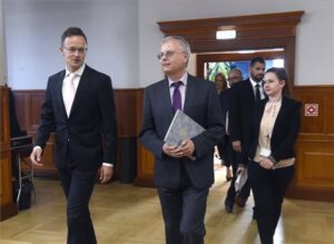 Szijjártó: csomagolóüzemet épít a német Deufol Debrecenben