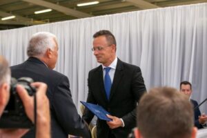 Szijjártó: a gazdaságot is védik a rendkívüli intézkedések