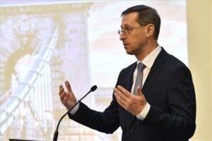 Varga Mihály: egyre népszerűbb a kisadózók tételes adója